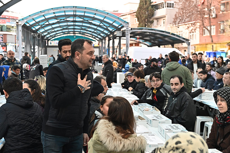 Üç büyük mahallede Gönül Sofraları on binlerce vatandaşı ağırladı